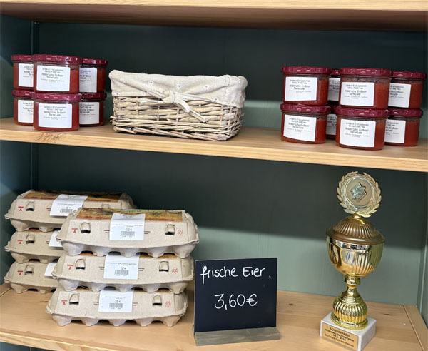 Eier und weitere lokale Spezialitäten in einem Schrank